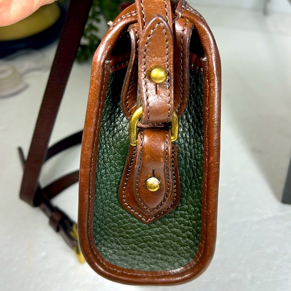 🦆 DOONEY & BOURKE VINTAGE ALL WEATHER LEATHER CROSSBODY BAG GREEN CHOCOLATE - Picture 3 of 8